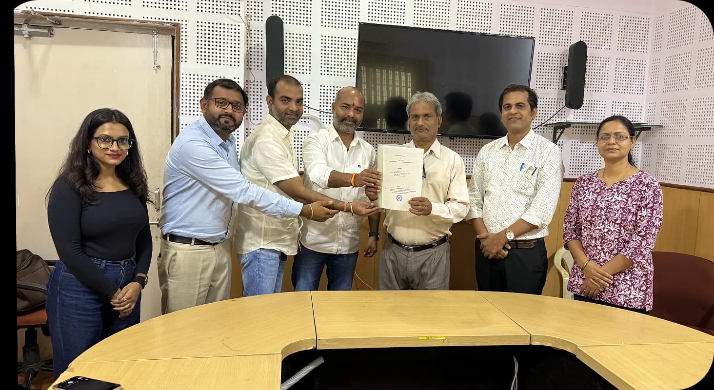 AlgaeTree team during an indoor presentation with partners